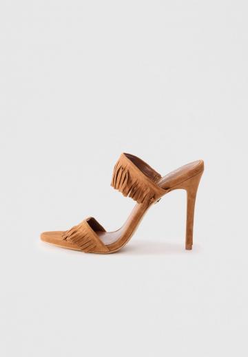 Босоножки на каблуке