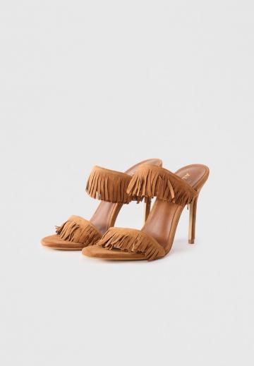 Босоножки на каблуке