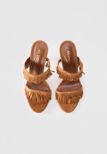 Босоножки на каблуке