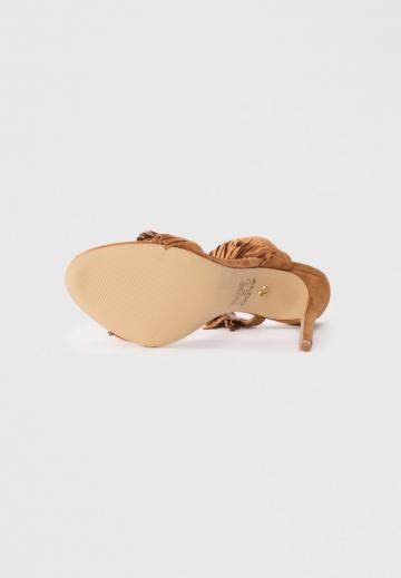 Босоножки на каблуке