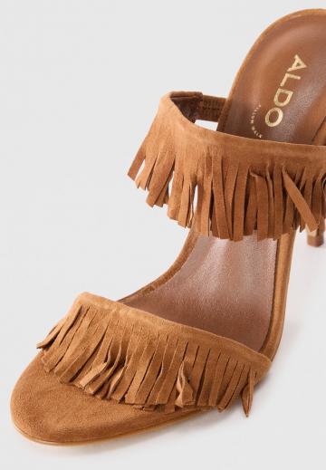 Босоножки на каблуке