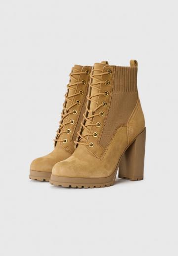 Высокие сапоги