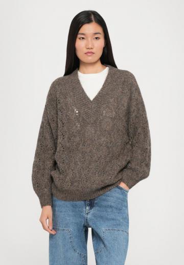 Пуловер с вырезом V