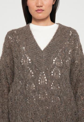 Пуловер с вырезом V
