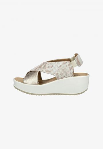 Босоножки на танкетке