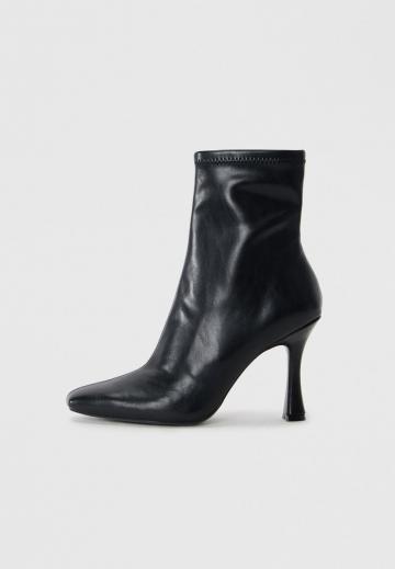 Высокие сапоги