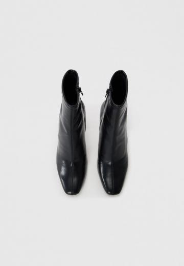 Высокие сапоги