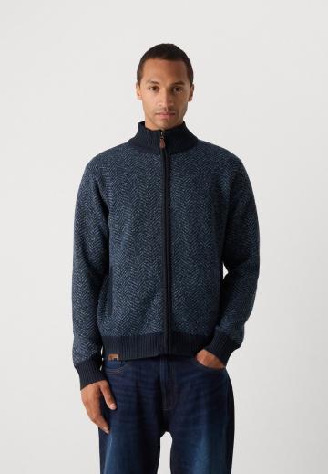 Вязаная кофта