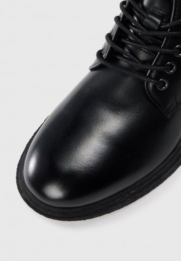 Ботинки на шнуровке