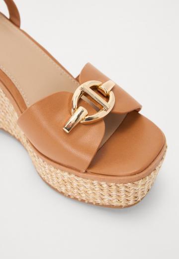 Босоножки на танкетке