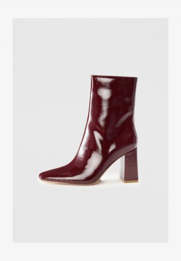 Высокие сапоги