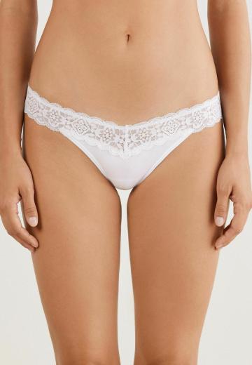 Трусы на бедрах