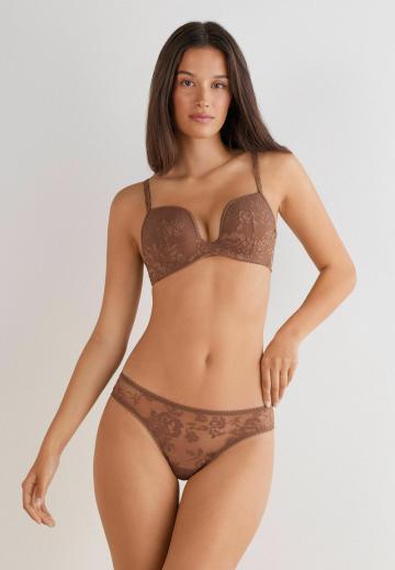 Трусы на бедрах