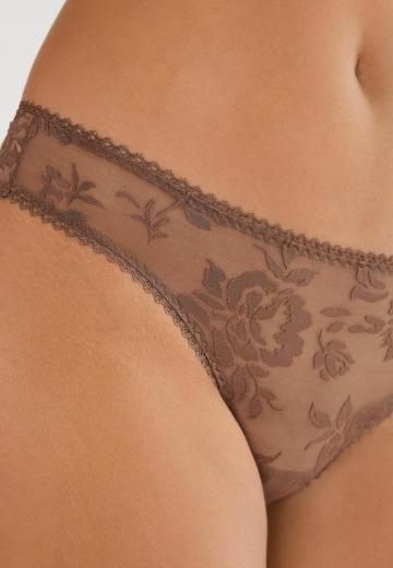 Трусы на бедрах