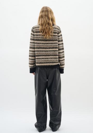 Пуловер в полоску