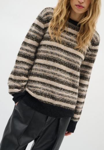 Пуловер в полоску