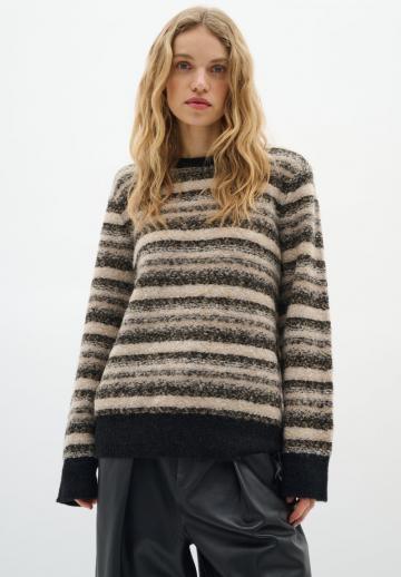 Пуловер в полоску