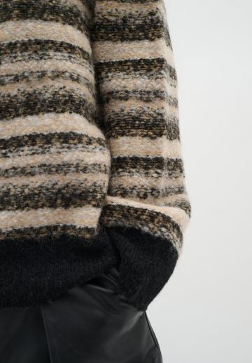 Пуловер в полоску