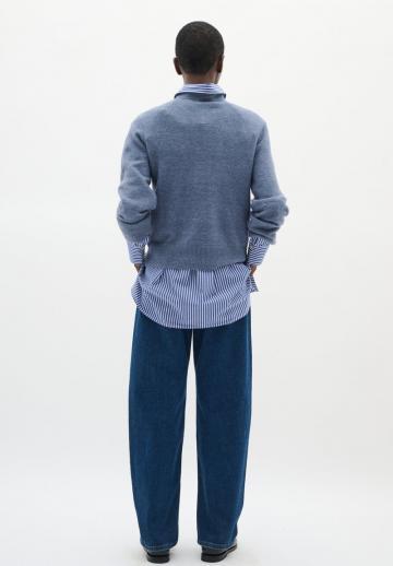 Пуловер с вырезом V