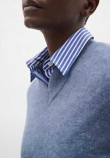 Пуловер с вырезом V