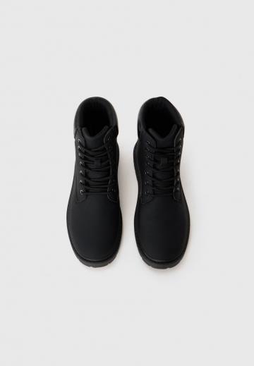 Ботинки на шнуровке