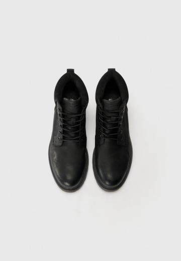 Ботинки на шнуровке