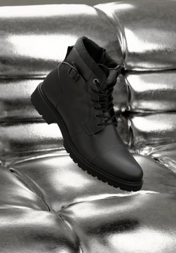Ботинки на шнуровке