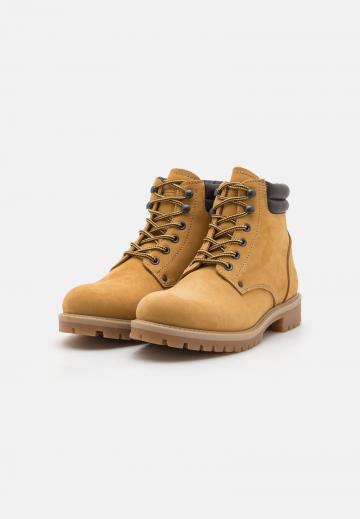 Ботинки на шнуровке
