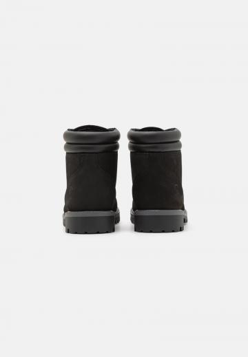 Ботинки на шнуровке