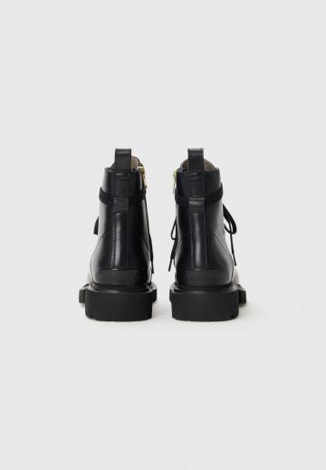 Сапожки на танкетке