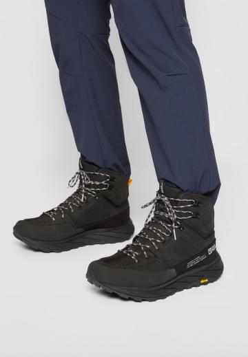 Походные кроссовки