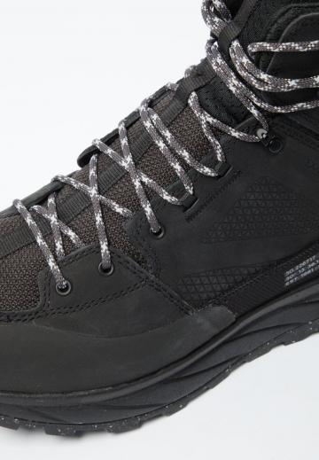 Походные кроссовки