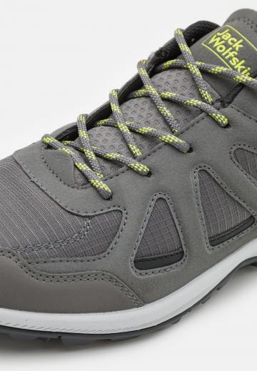 Походные кроссовки