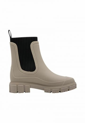 Резиновые сапоги