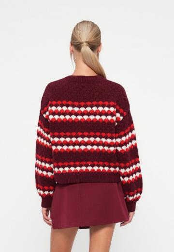 Пуловер в полоску