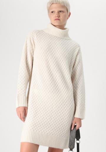 Вязаное платье