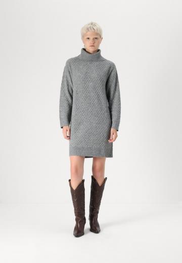 Вязаное платье