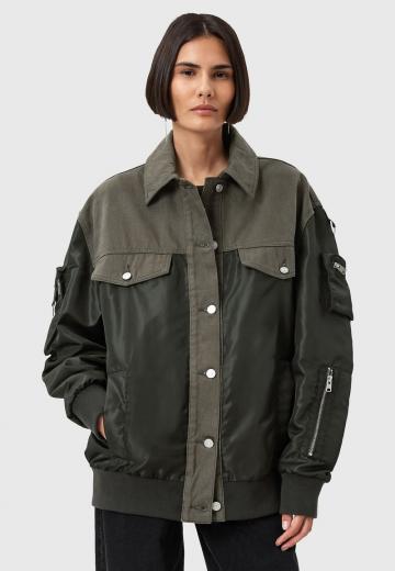 Куртка с накладнымит карманами