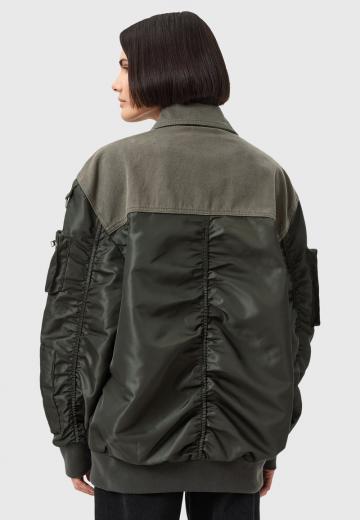 Куртка с накладнымит карманами