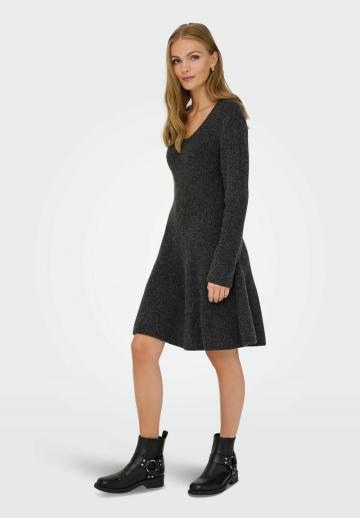 Вязаное платье
