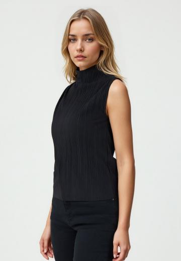 Блузка без рукавов