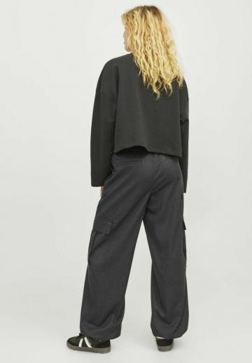 Брюки с накладными карманами