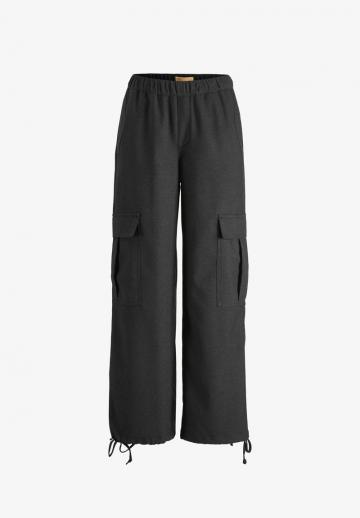 Брюки с накладными карманами