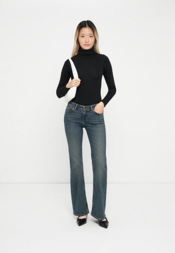 Клешеные брюки