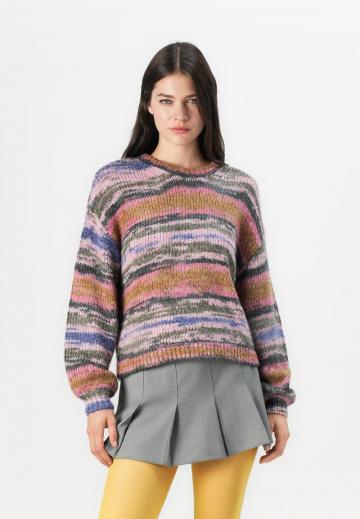 Пуловер в полоску
