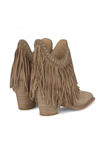 Полусапожки на высоком каблуке