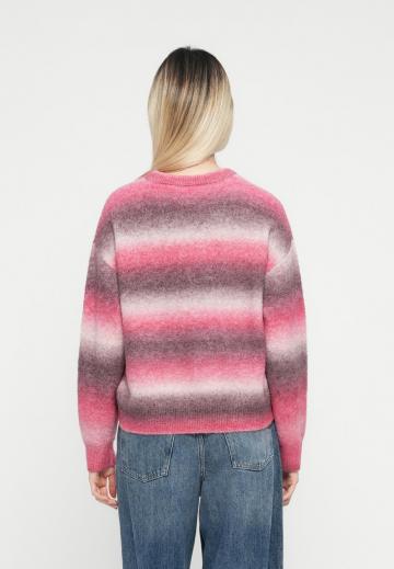 Пуловер в полоску