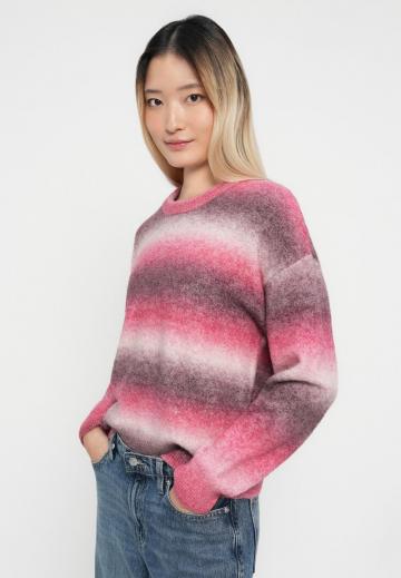 Пуловер в полоску