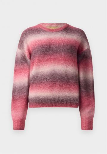 Пуловер в полоску