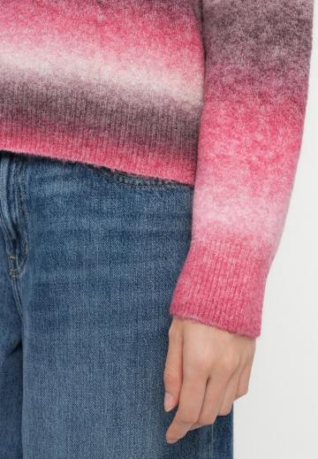 Пуловер в полоску